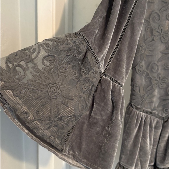 POL gray crushed velvet short sleeve V-neck blouse with lace detail - Picture 8 of 8